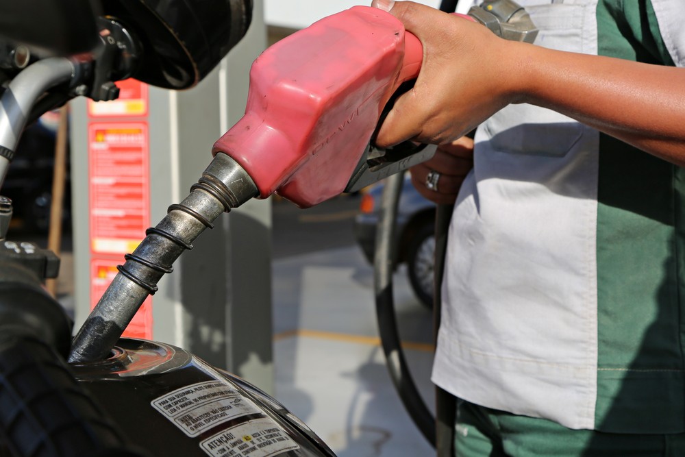 Petrobras anuncia alta de 1,68% na gasolina nas refinarias e valor chega a novo recorde